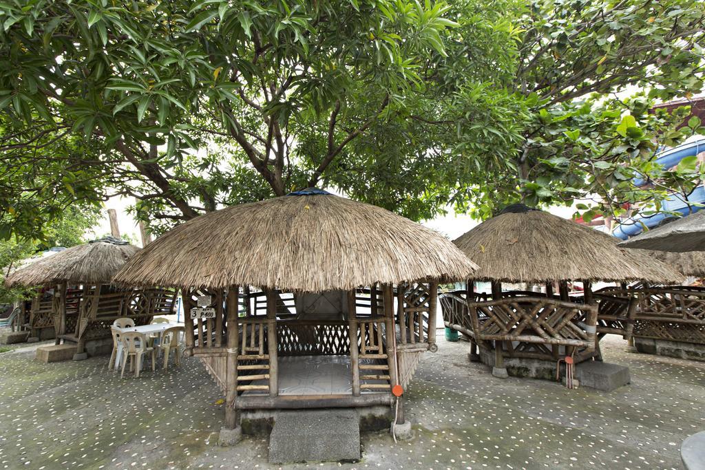 Caribbean Water Park And Resotel Bacolod Exterior photo