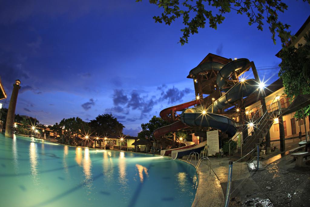 Caribbean Water Park And Resotel Bacolod Exterior photo