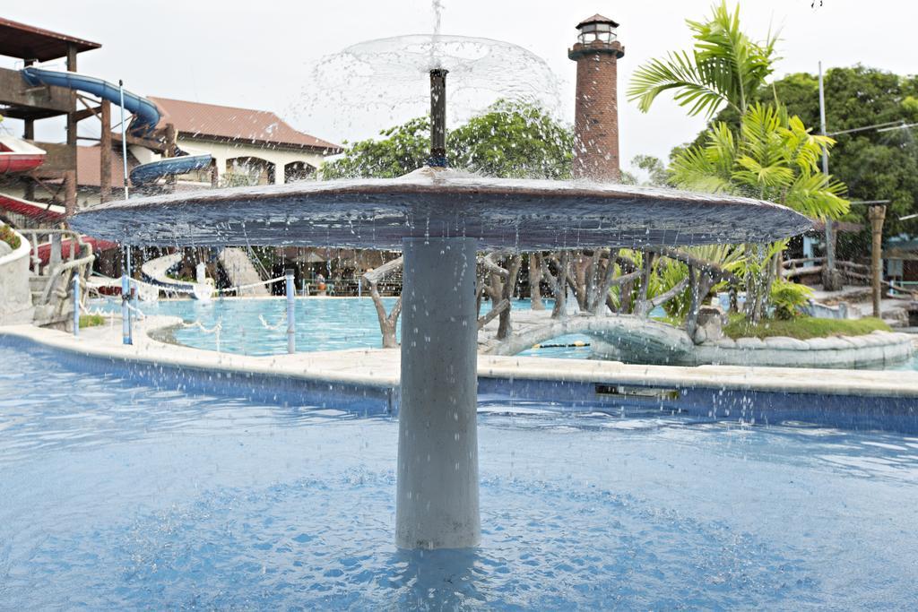 Caribbean Water Park And Resotel Bacolod Exterior photo
