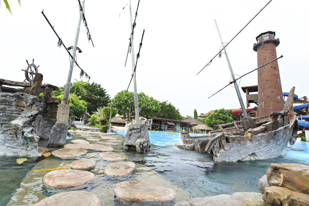 Caribbean Water Park And Resotel Bacolod Exterior photo
