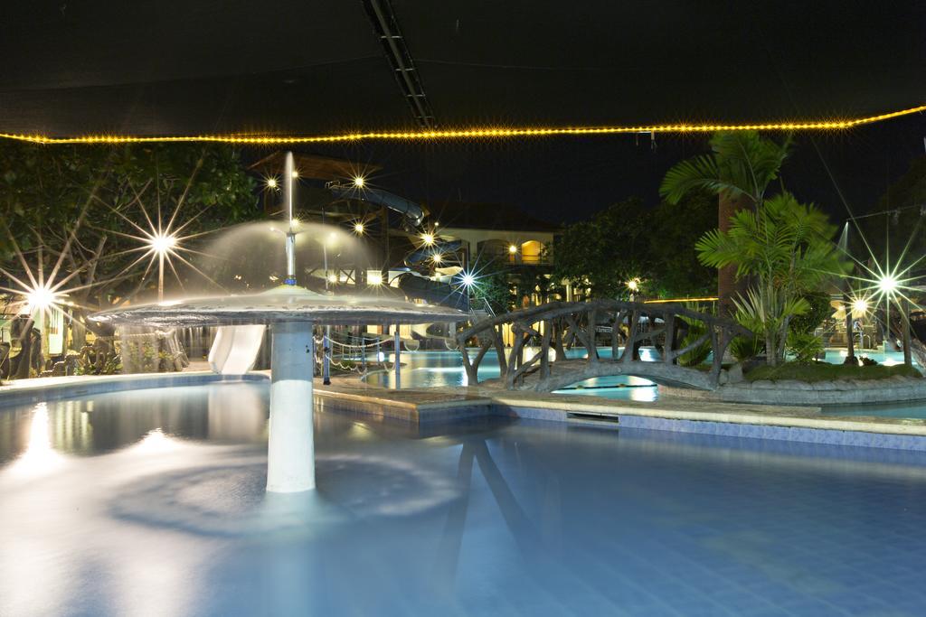 Caribbean Water Park And Resotel Bacolod Exterior photo