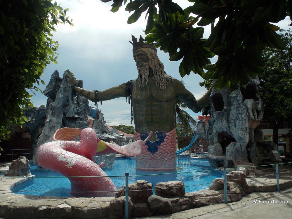 Caribbean Water Park And Resotel Bacolod Exterior photo