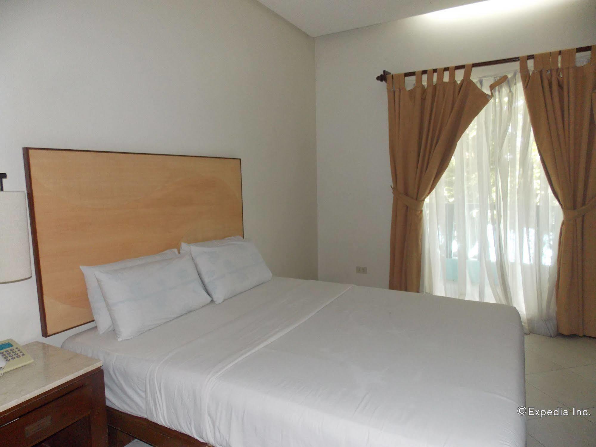 Caribbean Water Park And Resotel Bacolod Exterior photo